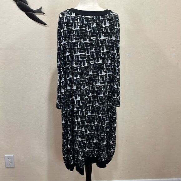 Q' neel Black & White Jersey Knit Abstract Bubble Dress - Plus Size 24 / 3X - Picture 3 of 12
